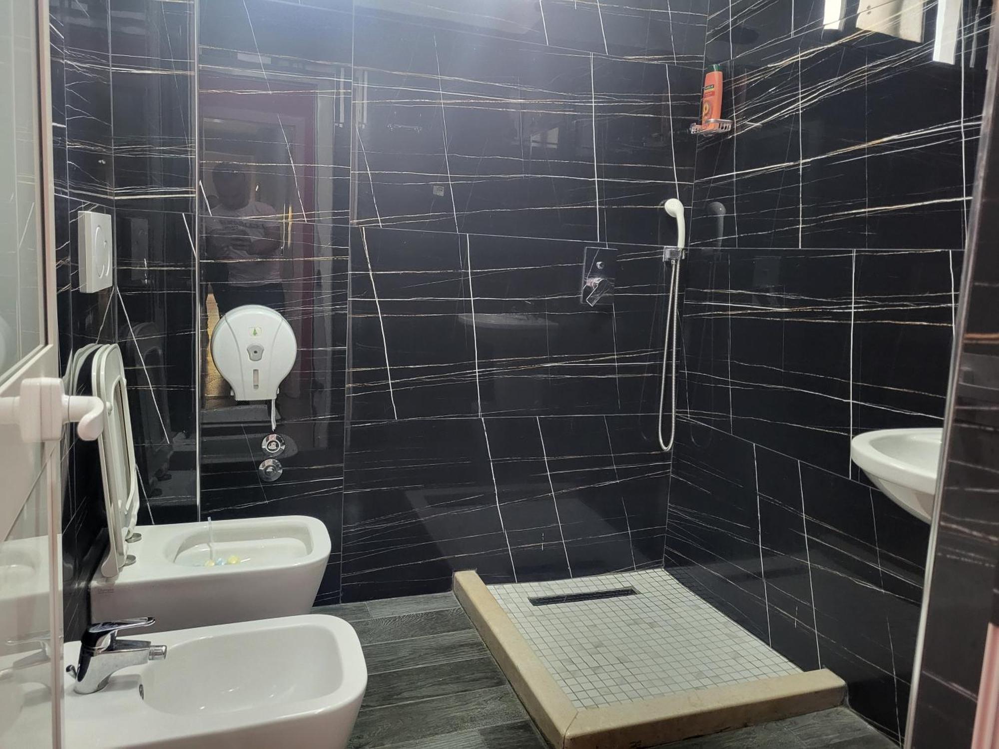 Hotel Europa Lezhë Zewnętrze zdjęcie