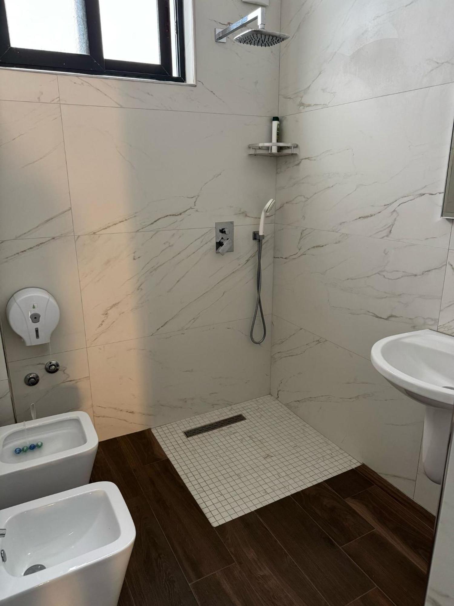 Hotel Europa Lezhë Zewnętrze zdjęcie